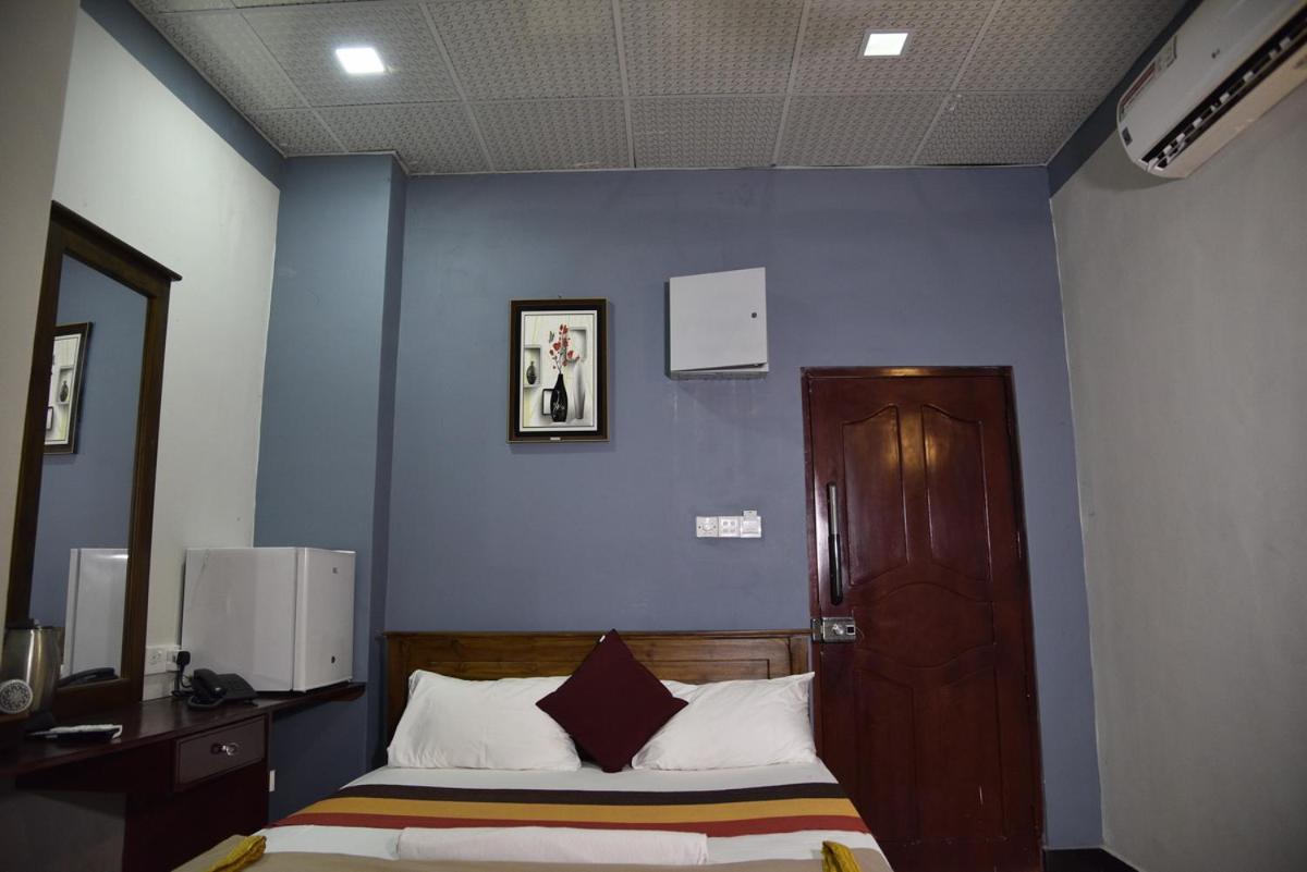 Global City Hotel Maligawatta Exterior photo